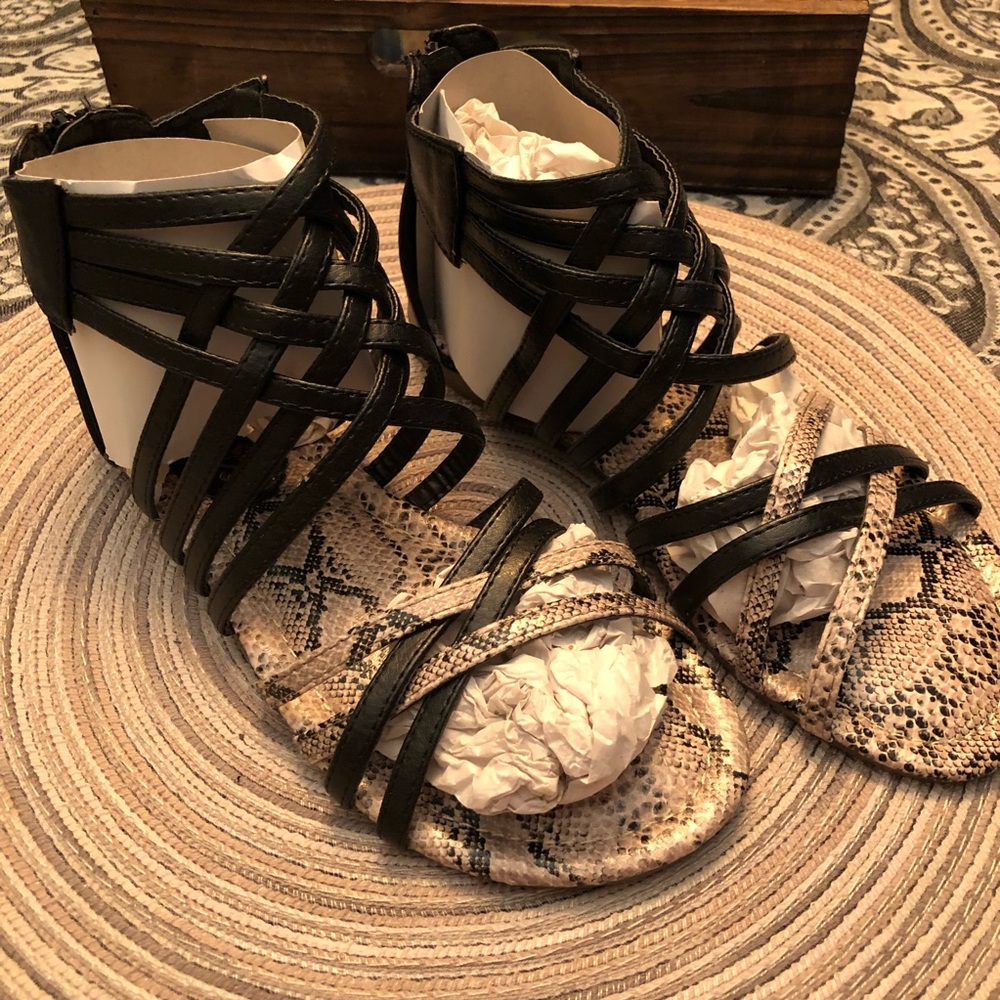 BLACK ANIMAL PRINT GLADIATOR FLAT SANDALS
